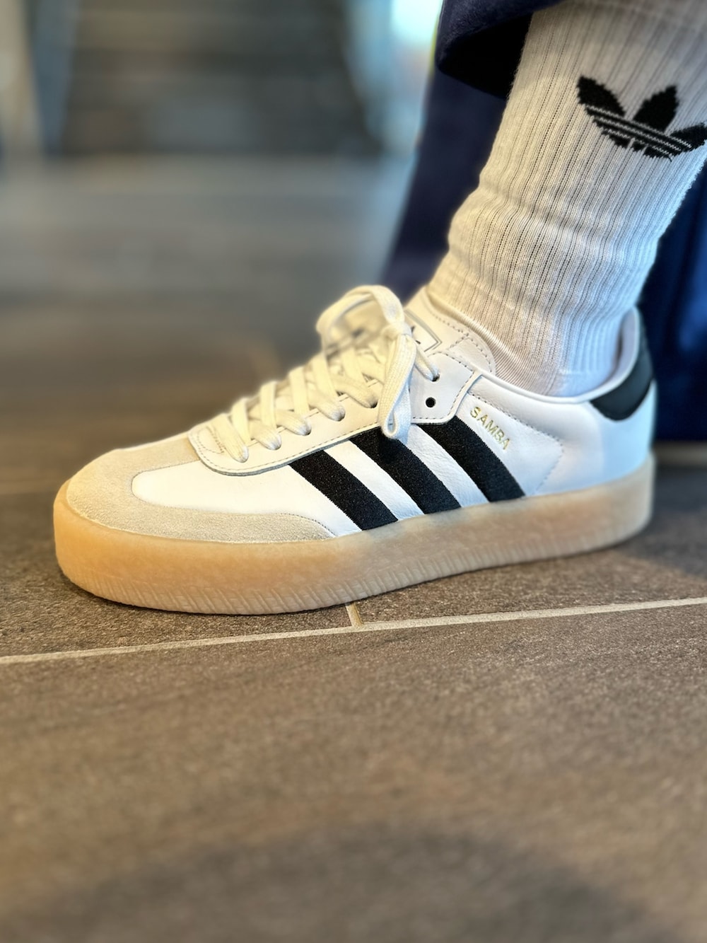 ブルー系のダウンジャケット/コート、ホワイト系のスニーカー、ブルー系のその他パンツを着用したメンズの冬コーディネートの3枚目の写真