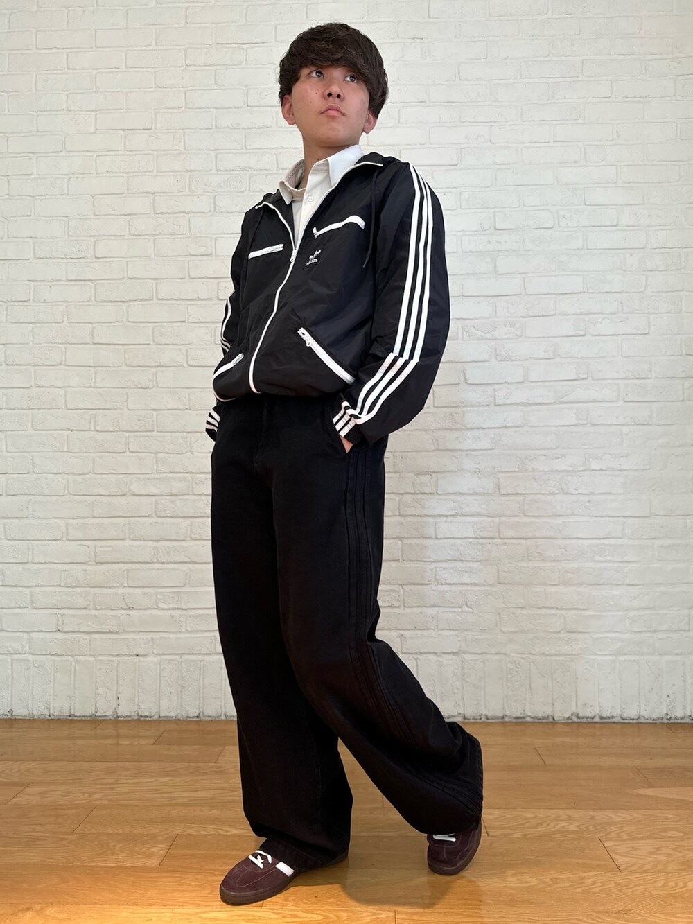 「スニーカー、adidas、アディダス、デニムパンツ、adidas originals、アディダスオリジナルス、ウインドブレーカー、アディカラー、アディダスコーデ、クセニア・シュナイダー」｜「adidasのアディカラー クラシックス ウインドブレーカー / アディダスオリジナルス adidas Originals（ナイロンジャケット、ブラック系）」を使った、Yohjiさん（メンズ・169cm）の秋コーディネートの2枚目の写真