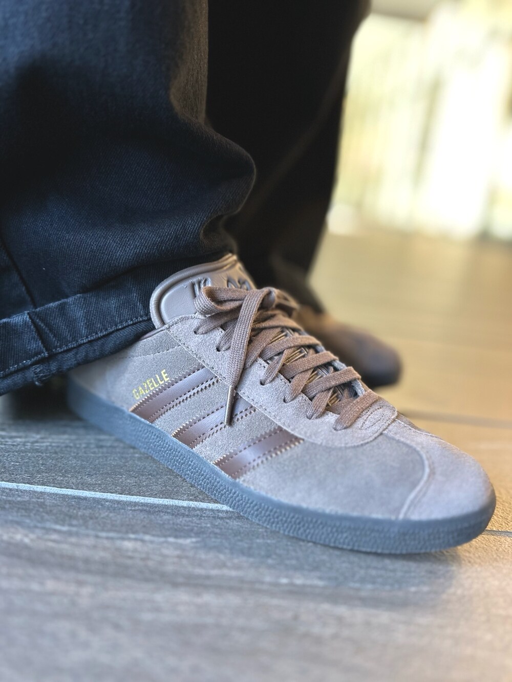「スニーカー、adidas、ジャージ、アディダス、デニムパンツ、adidas originals、トラックジャケット、ベッケンバウアー、ガゼル、クセニア・シュナイダー」｜「adidasのガゼル / Gazelle / アディダスオリジナルス adidas Originals（スニーカー、ブラウン系）」を使った、Yohjiさん（メンズ・169cm）の秋コーディネートの4枚目の写真