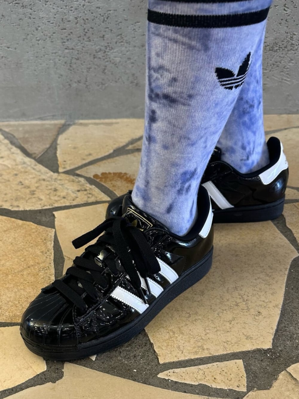 「デニム、デニムハーフパンツ、adidas、adidas originals、アディダス、アディダスオリジナルス、スーパースター」｜「adidasのタイダイ クルーソックス 2足組（ソックス/靴下、ブラック系）」を使った、Yohjiさん（メンズ・169cm）の夏コーディネートの2枚目の写真
