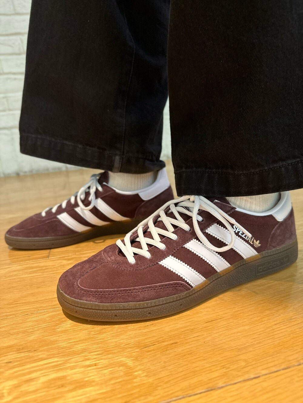 「スニーカー、adidas、アディダス、デニムパンツ、adidas originals、アディダスオリジナルス、ウインドブレーカー、アディカラー、アディダスコーデ、クセニア・シュナイダー」｜「adidasのアディカラー クラシックス ウインドブレーカー / アディダスオリジナルス adidas Originals（ナイロンジャケット、ブラック系）」を使った、Yohjiさん（メンズ・169cm）の秋コーディネートの6枚目の写真