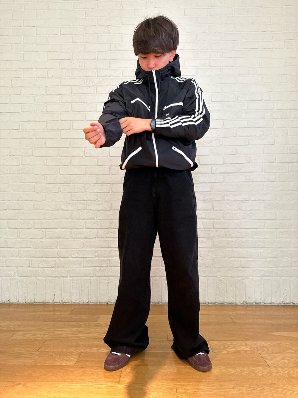 「スニーカー、adidas、アディダス、デニムパンツ、adidas originals、アディダスオリジナルス、ウインドブレーカー、アディカラー、アディダスコーデ、クセニア・シュナイダー」｜「adidasのアディカラー クラシックス ウインドブレーカー / アディダスオリジナルス adidas Originals（ナイロンジャケット、ブラック系）」を使った、Yohjiさん（メンズ・169cm）の秋コーディネートの4枚目の写真