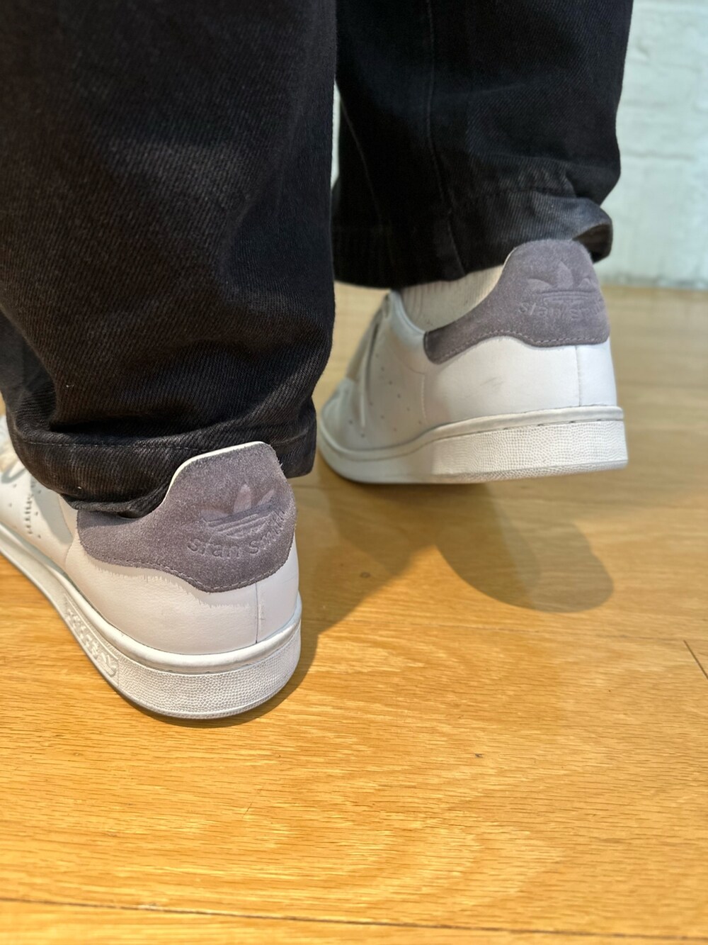 「スニーカー、ジーンズ、パーカー、adidas、デニムパンツ、スタンスミス、adidas originals、アディカラー、アディダスコーデ、クセニア・シュナイダー」｜「adidasのアディカラー シーズナル アーカイブ パーカー / アディダスオリジナルス adidas Originals（パーカー、レッド系）」を使った、Yohjiさん（メンズ・169cm）の秋コーディネートの4枚目の写真