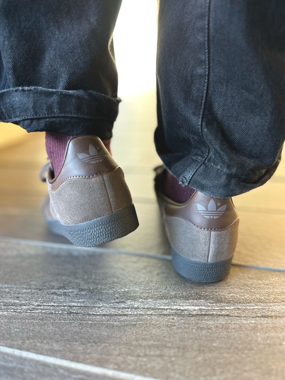 「スニーカー、adidas、ジャージ、アディダス、デニムパンツ、adidas originals、トラックジャケット、ベッケンバウアー、ガゼル、クセニア・シュナイダー」｜「adidasのガゼル / Gazelle / アディダスオリジナルス adidas Originals（スニーカー、ブラウン系）」を使った、Yohjiさん（メンズ・169cm）の秋コーディネートの5枚目の写真