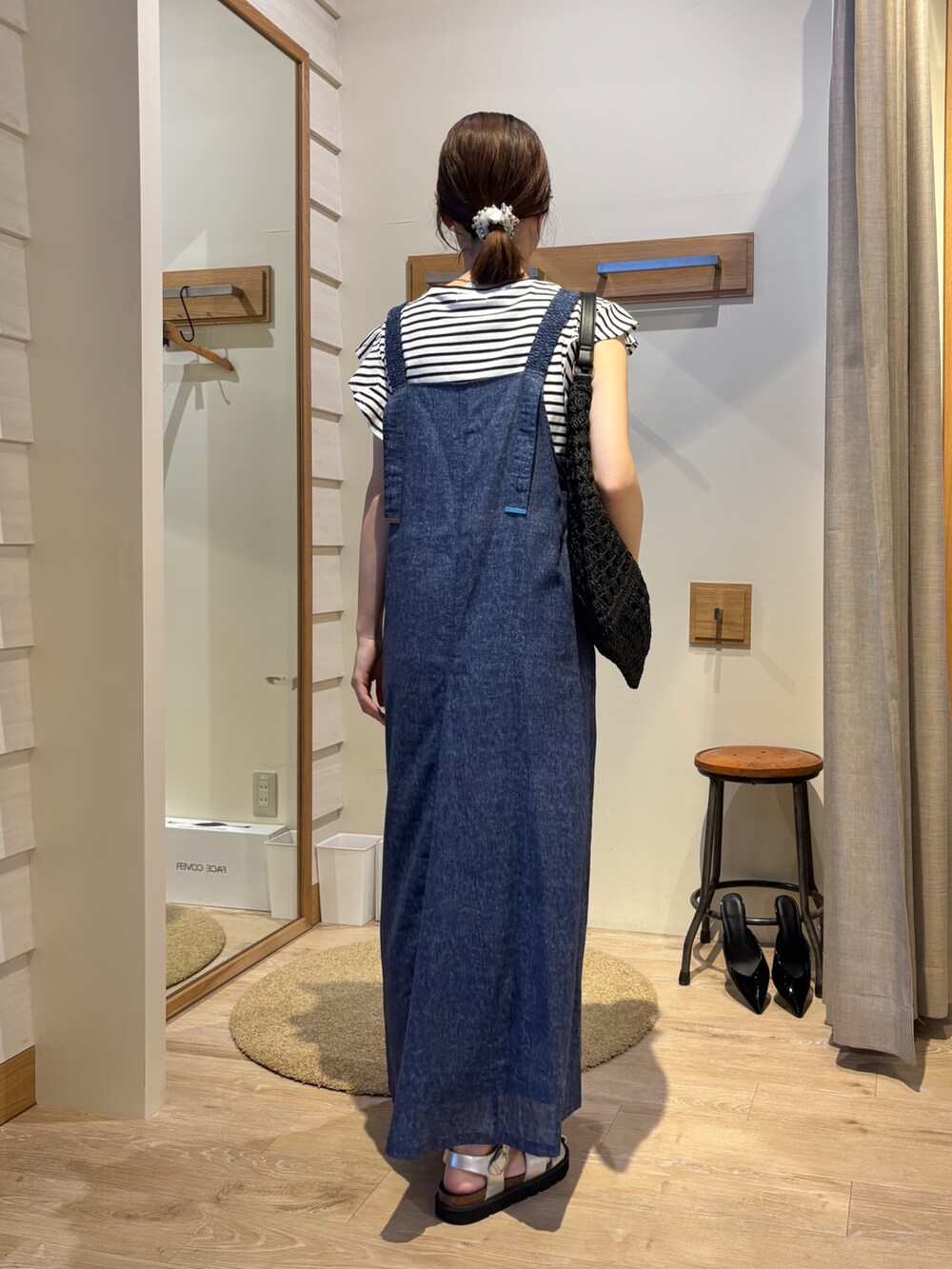ブルー系のワンピース、ブラック系のTシャツ/カットソーを着用したレディースの夏コーディネートの3枚目の写真