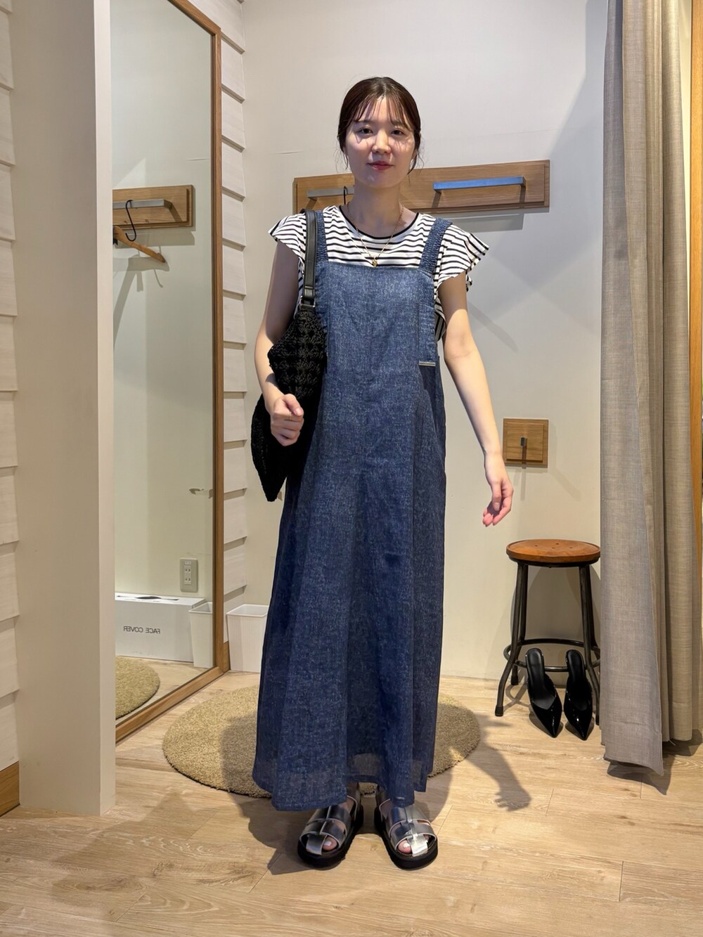 ブルー系のワンピース、ブラック系のTシャツ/カットソーを着用したレディースの夏コーディネートの5枚目の写真