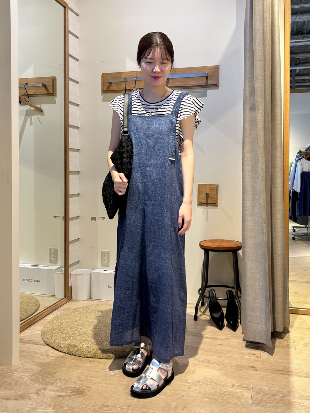 ブルー系のワンピース、ブラック系のTシャツ/カットソーを着用したレディースの夏コーディネートの2枚目の写真