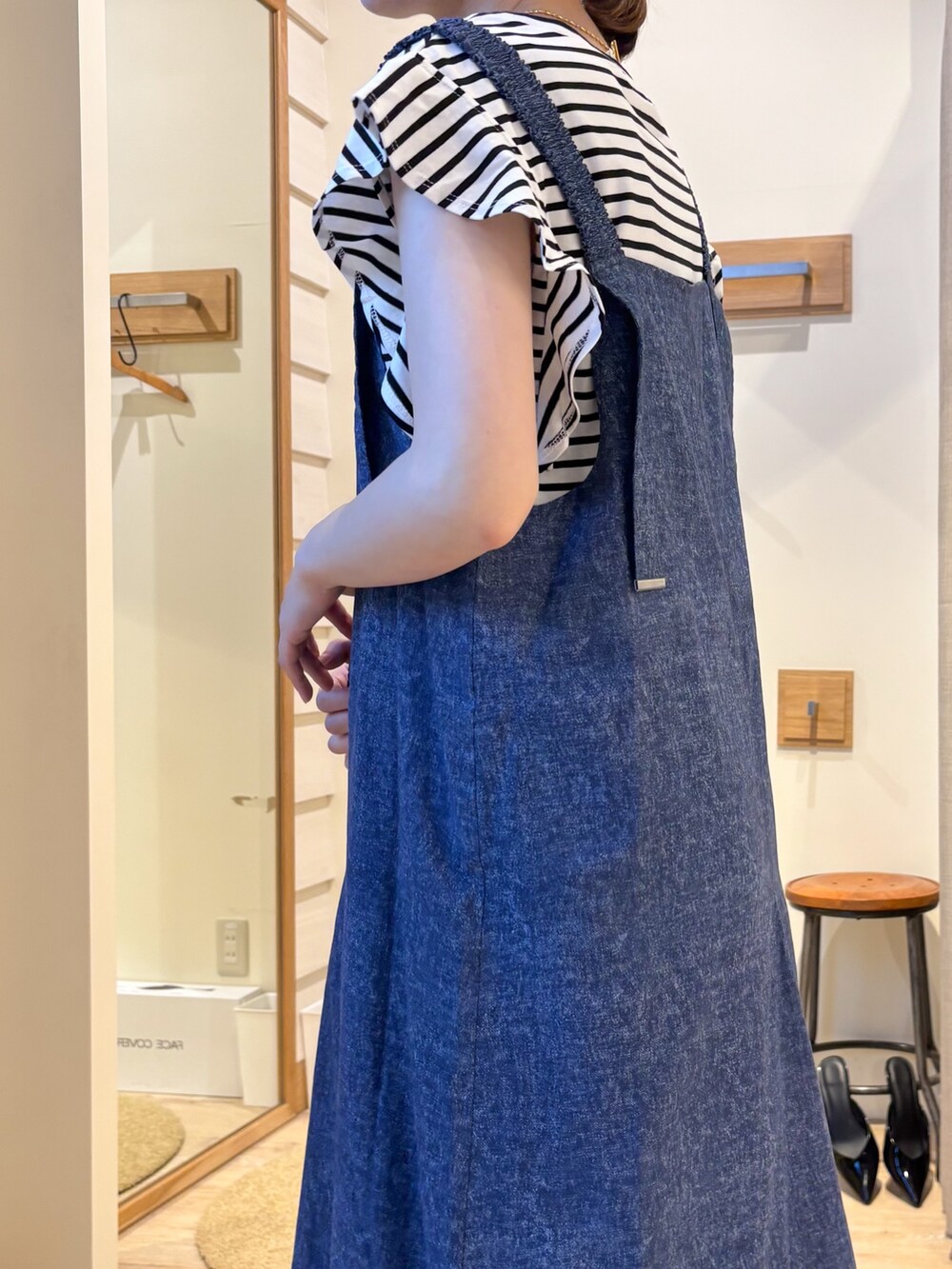 ブルー系のワンピース、ブラック系のTシャツ/カットソーを着用したレディースの夏コーディネートの7枚目の写真