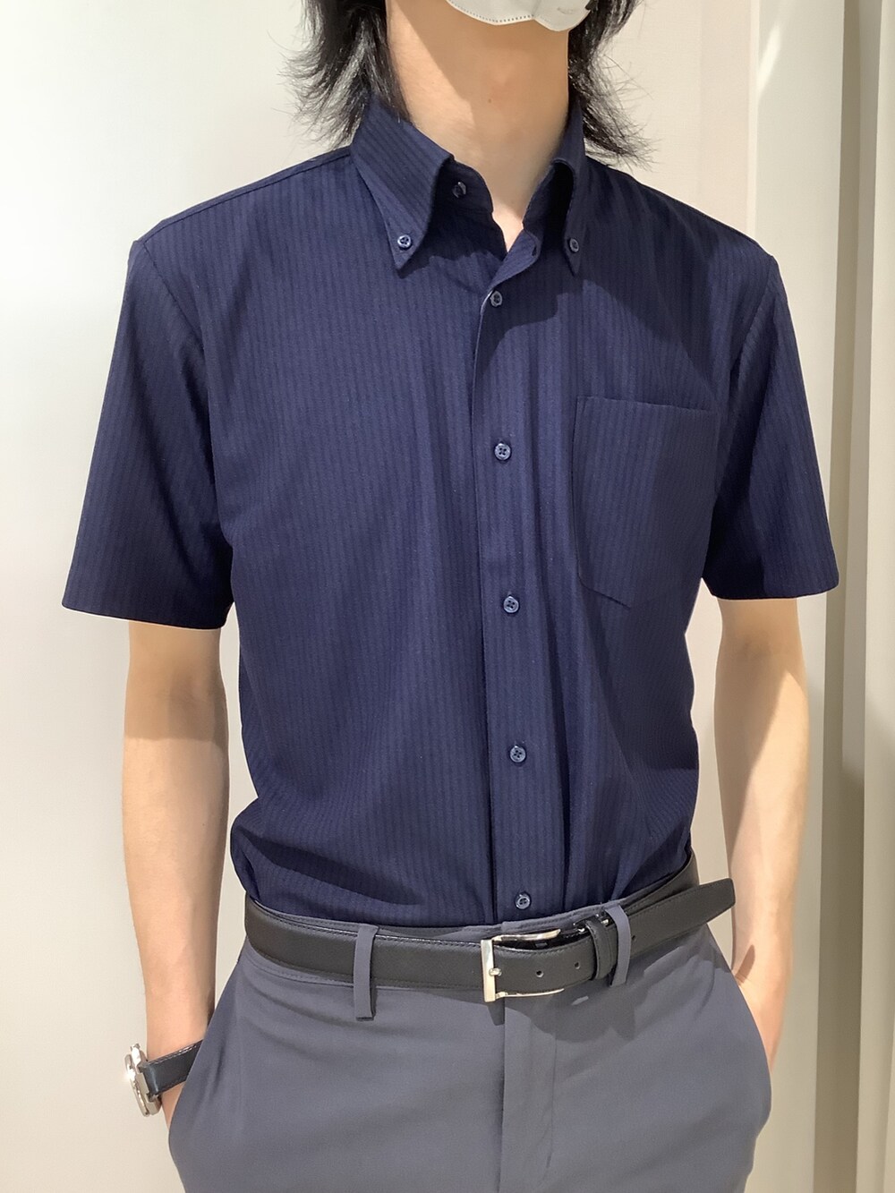 ブルー系のビジネスシャツを着用したメンズの春コーディネートの2枚目の写真