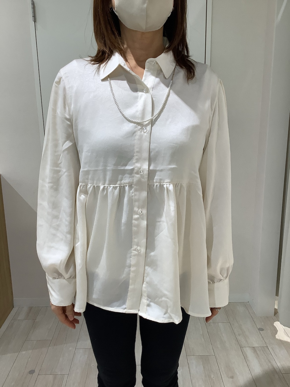 ホワイト系のシャツ/ブラウス、ブラック系のベストを着用したレディースの冬コーディネートの3枚目の写真