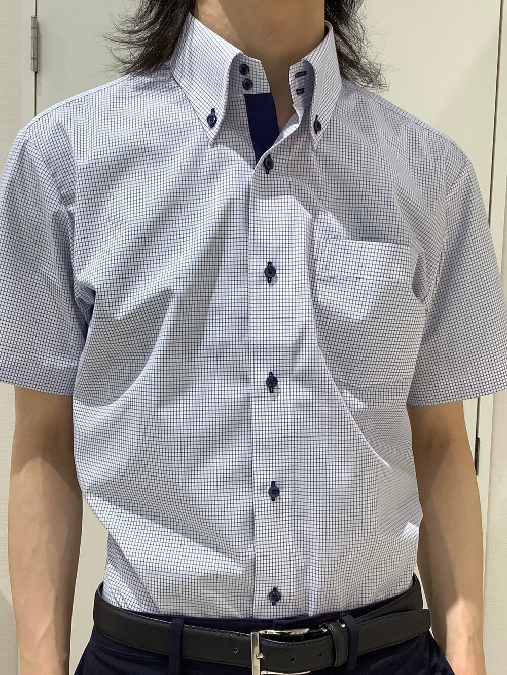 ブルー系のビジネスシャツを着用したメンズの夏コーディネートの2枚目の写真