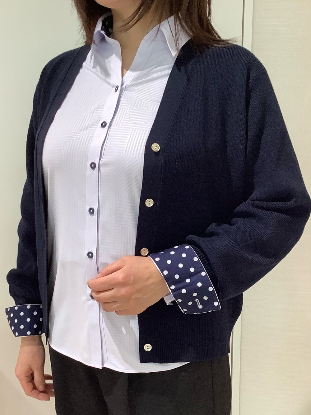 ブルー系のビジネスシャツ、ブルー系のカーディガン/ボレロを着用したレディースの春コーディネートの2枚目の写真