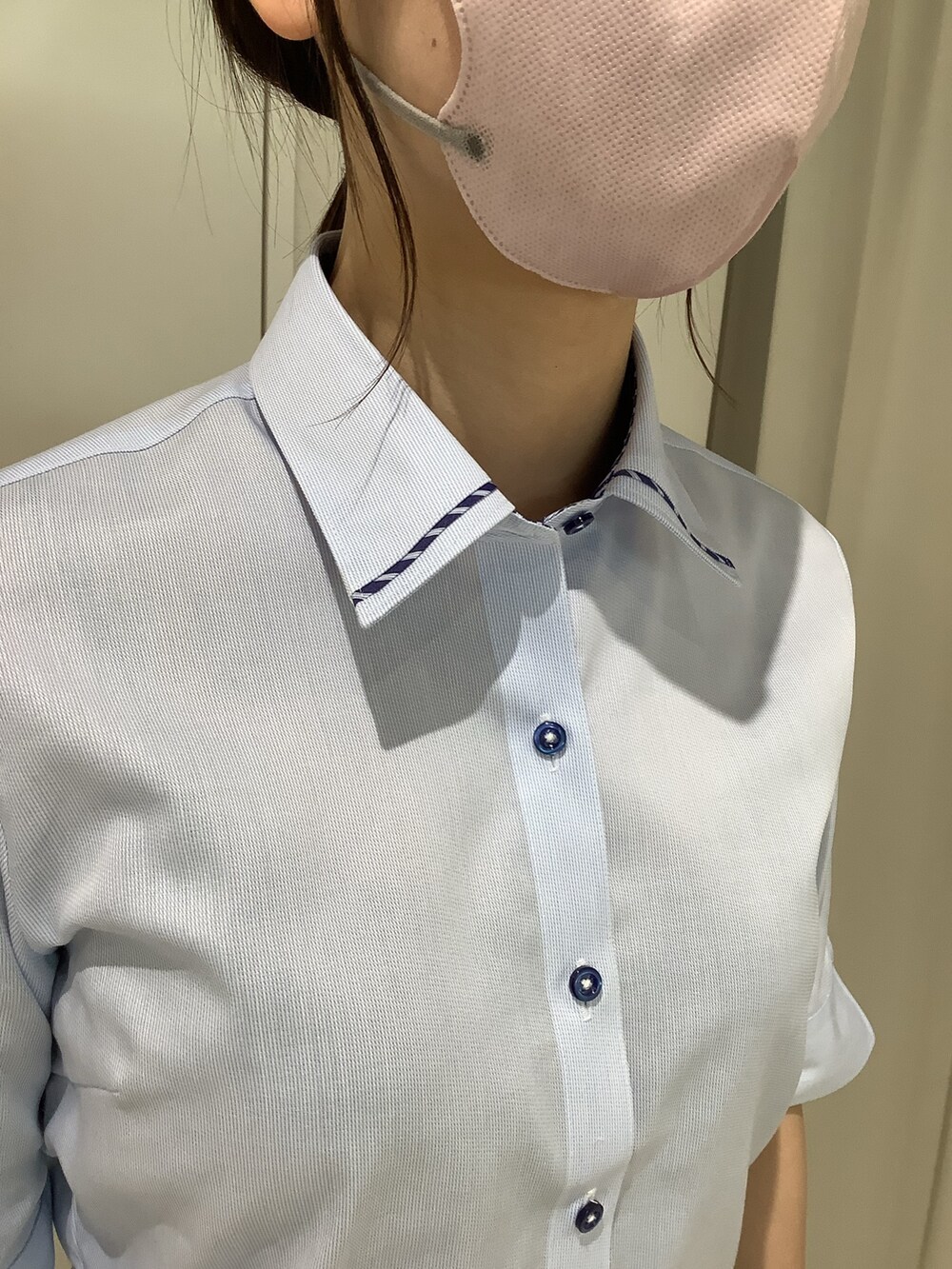 ブルー系のビジネスシャツを着用したレディースの夏コーディネートの3枚目の写真