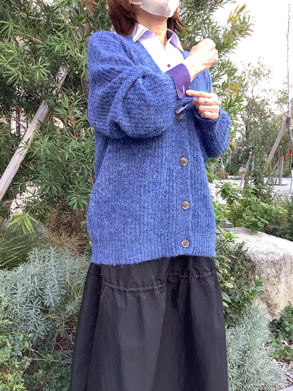 ブルー系のカーディガン/ボレロ、パープル系のビジネスシャツを着用したレディースの秋コーディネートの2枚目の写真