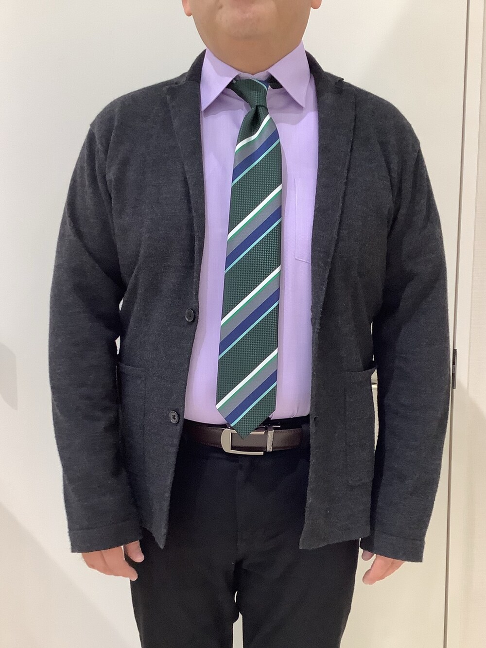 パープル系のビジネスシャツを着用したメンズの秋コーディネートの2枚目の写真