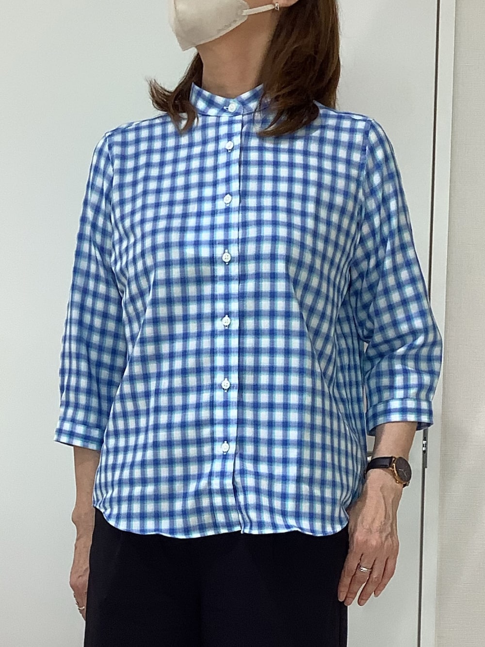 ブルー系のシャツ/ブラウスを着用したレディースの夏コーディネートの2枚目の写真