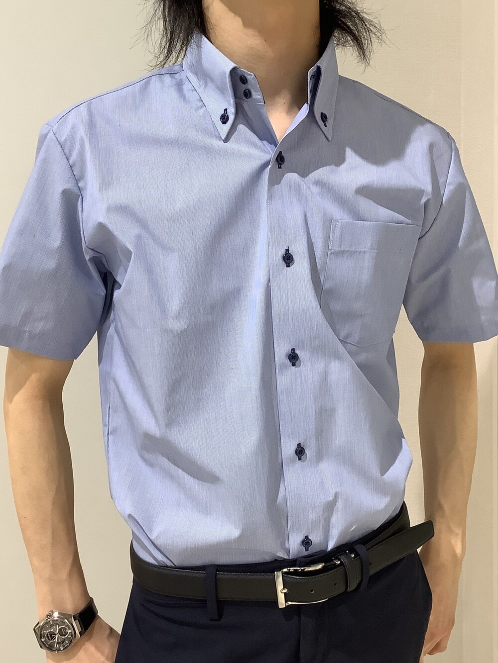 ブルー系のビジネスシャツを着用したメンズの春コーディネートの2枚目の写真