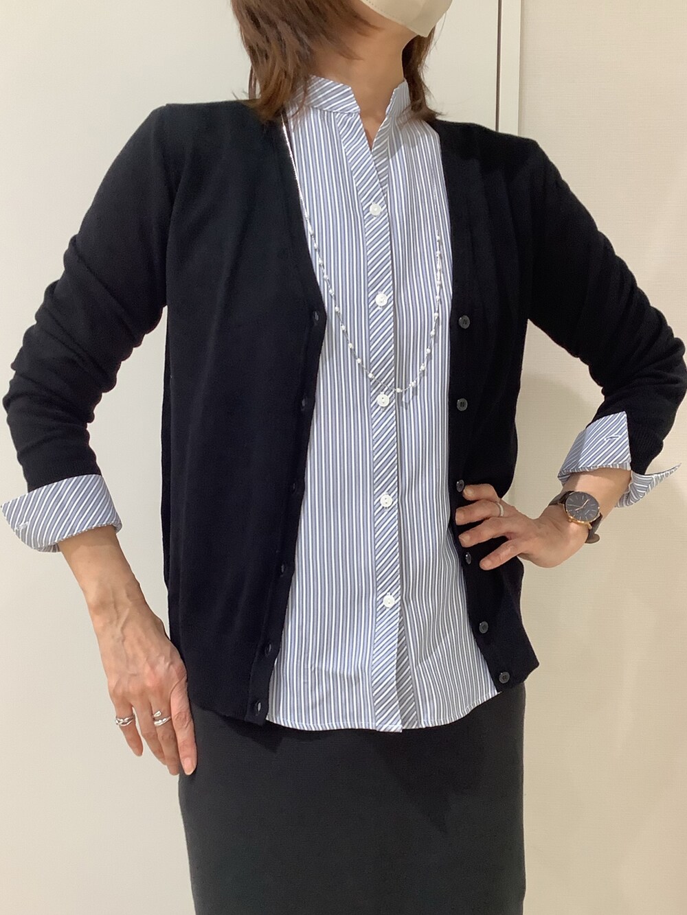 ブラック系のカーディガン/ボレロ、ブルー系のシャツ/ブラウスを着用したレディースの冬コーディネートの2枚目の写真