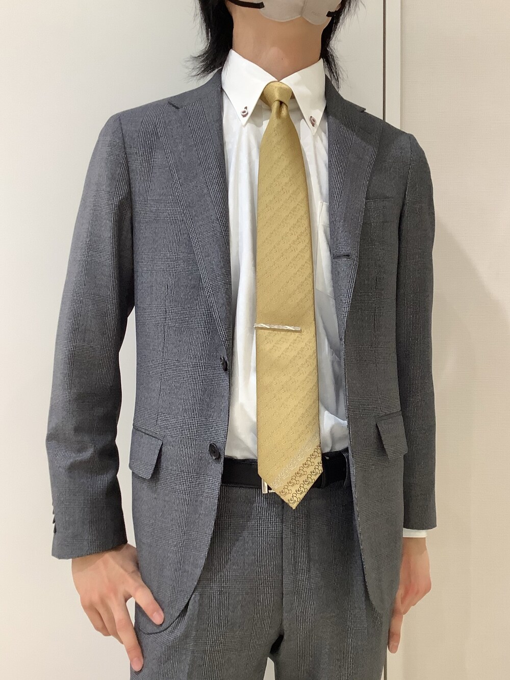 「シャツ好き集まれ、東京シャツ、ビジネススタイル、シャツスタイル、フォーマル、スーツスタイル、スーツコーデ、スーツ/タイ、ビジネスコーデ、ビジネスシャツ、ネクタイ、さわやか、ネクタイコーデ、ネクタイ男子」｜「TOKYO SHIRTSの【Disney ディズニー】形態安定ノーアイロン ボタンダウン 長袖ストレッチビジネスワイシャツ（ビジネスシャツ、イエロー系）」を使った、TOKYO SHIRTS OUTLET 北九州アウトレット店さん（メンズ・172cm）の冬コーディネートの2枚目の写真