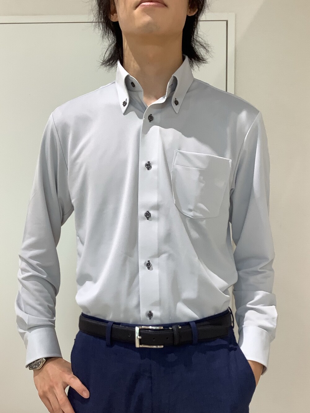 グレー系のビジネスシャツを着用したメンズの夏コーディネートの2枚目の写真