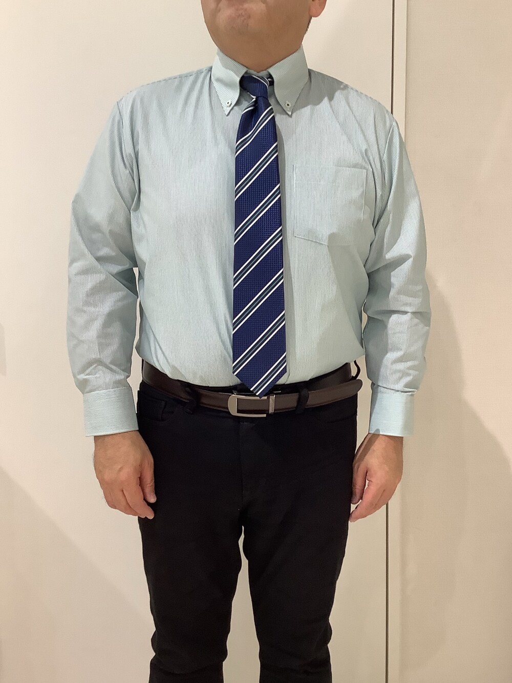 グリーン系のビジネスシャツ、ブラウン系のカーディガン/ボレロを着用したメンズの秋コーディネートの3枚目の写真