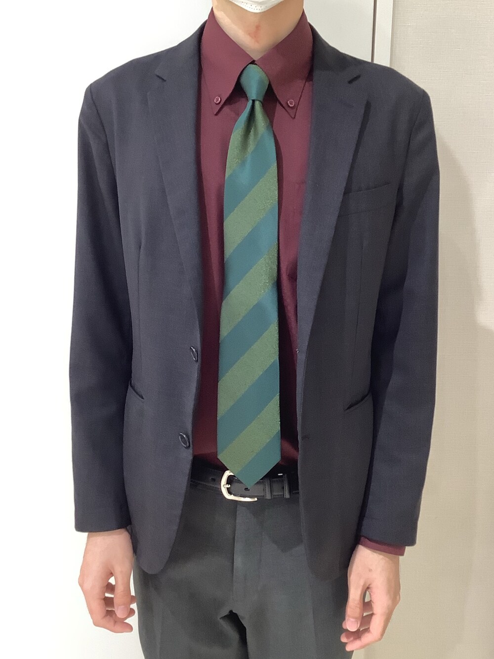 レッド系のビジネスシャツを着用したメンズの冬コーディネートの2枚目の写真