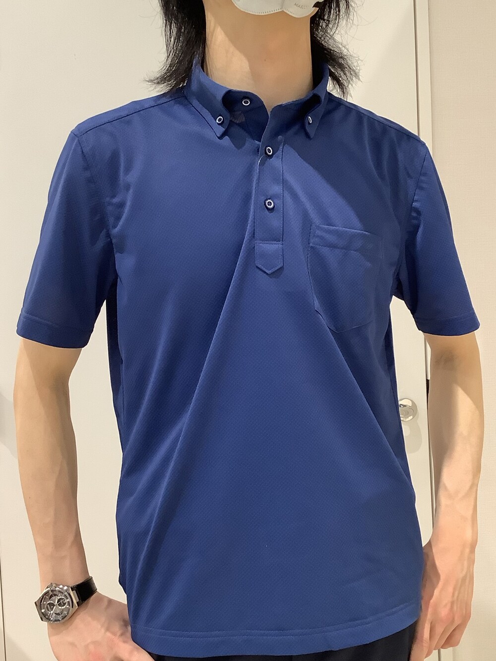 ブルー系のポロシャツを着用したメンズの春コーディネートの2枚目の写真