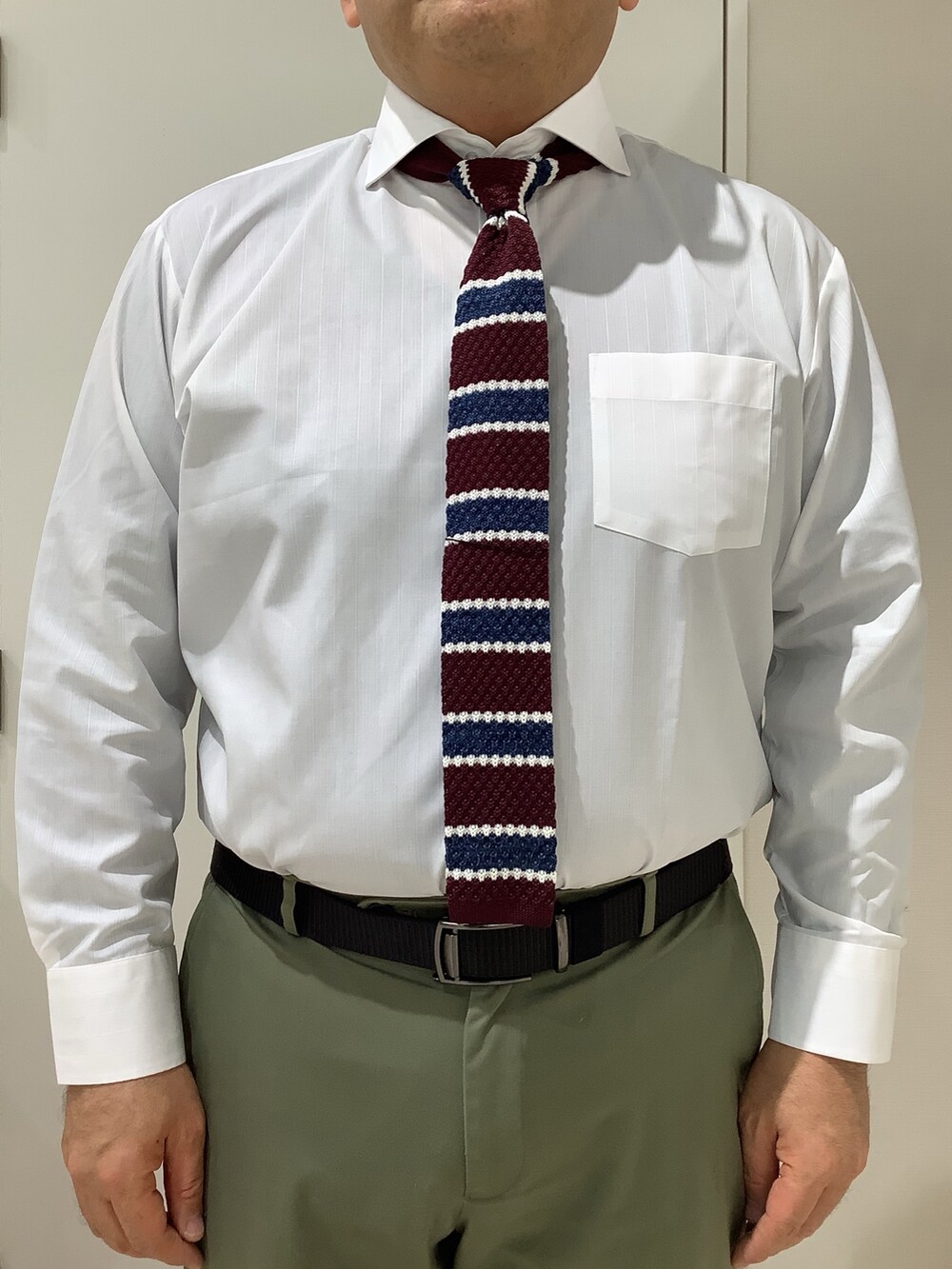 ホワイト系のビジネスシャツを着用したメンズの冬コーディネートの3枚目の写真