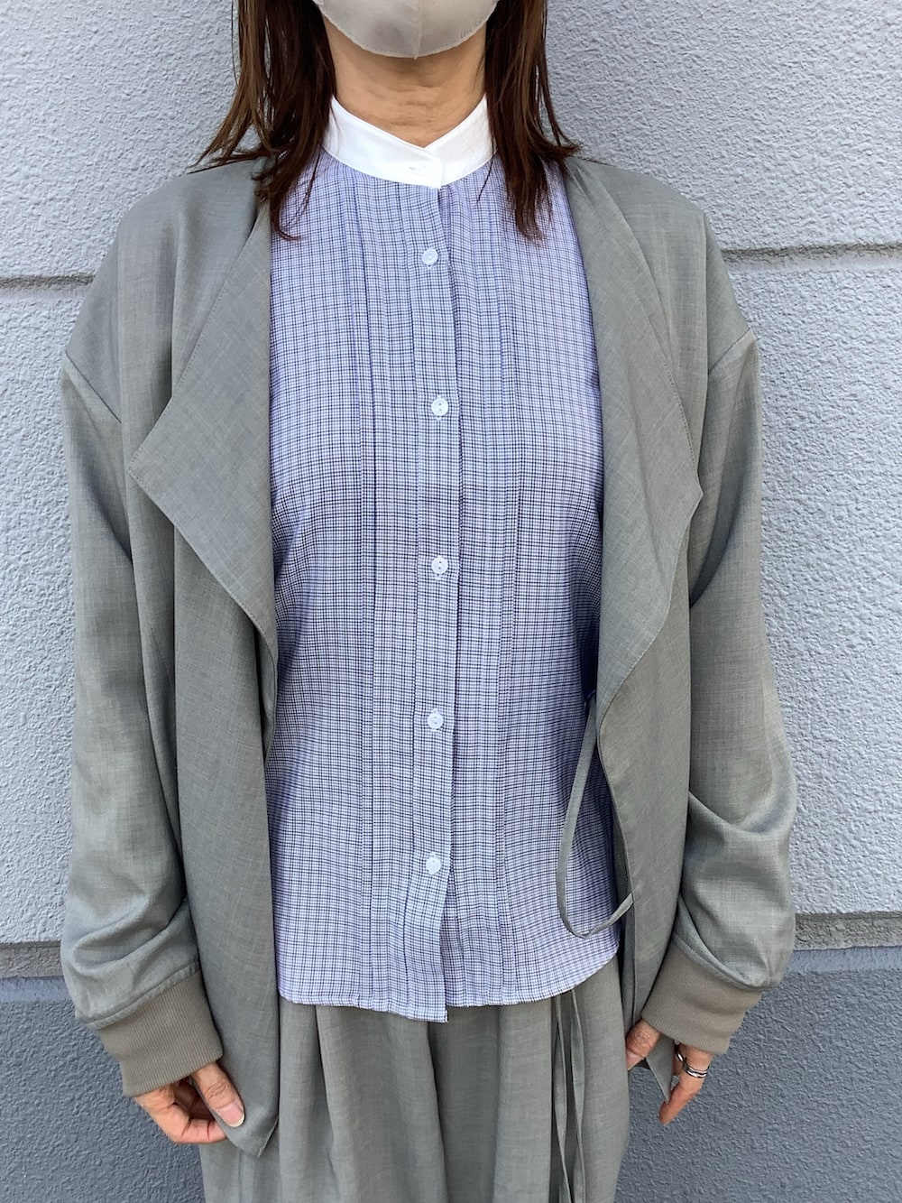 ブルー系のシャツ/ブラウスを着用したレディースの春コーディネートの2枚目の写真