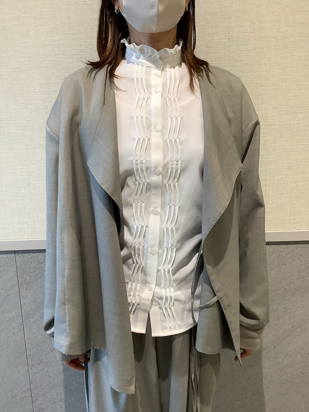 ホワイト系のシャツ/ブラウスを着用したレディースの春コーディネートの2枚目の写真