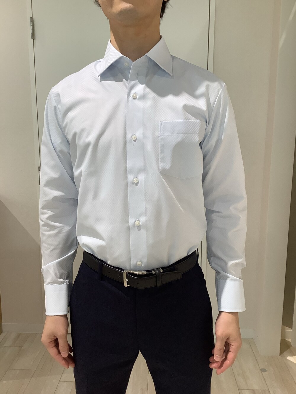 ブルー系のビジネスシャツを着用したメンズの秋コーディネートの2枚目の写真