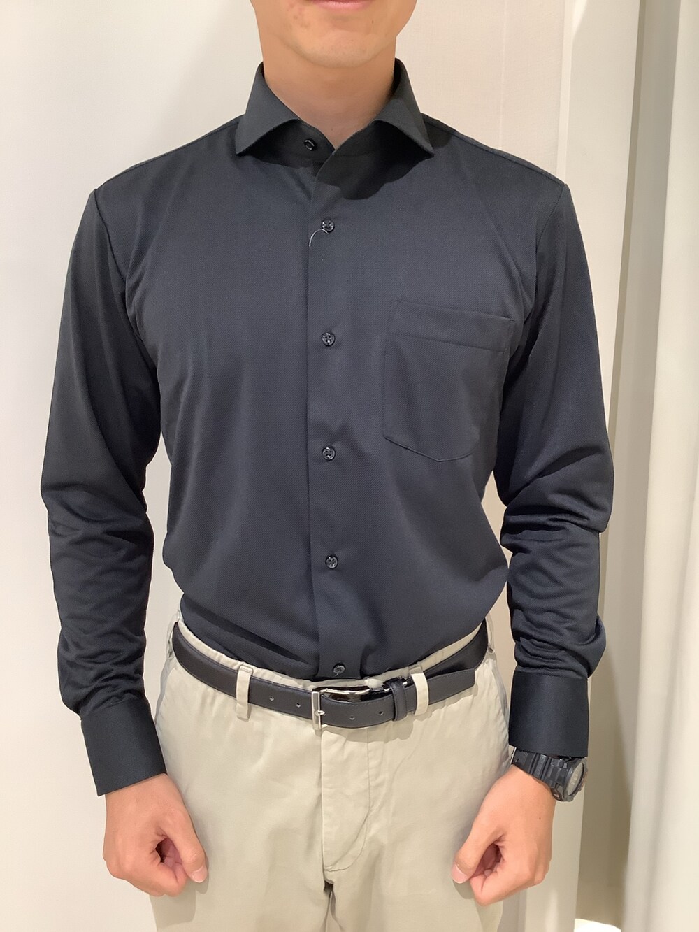 ブラック系のビジネスシャツを着用したメンズの秋コーディネートの2枚目の写真