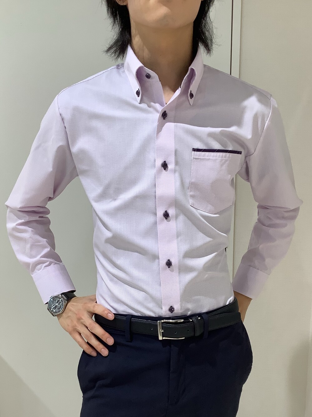 パープル系のビジネスシャツを着用したメンズの秋コーディネートの2枚目の写真