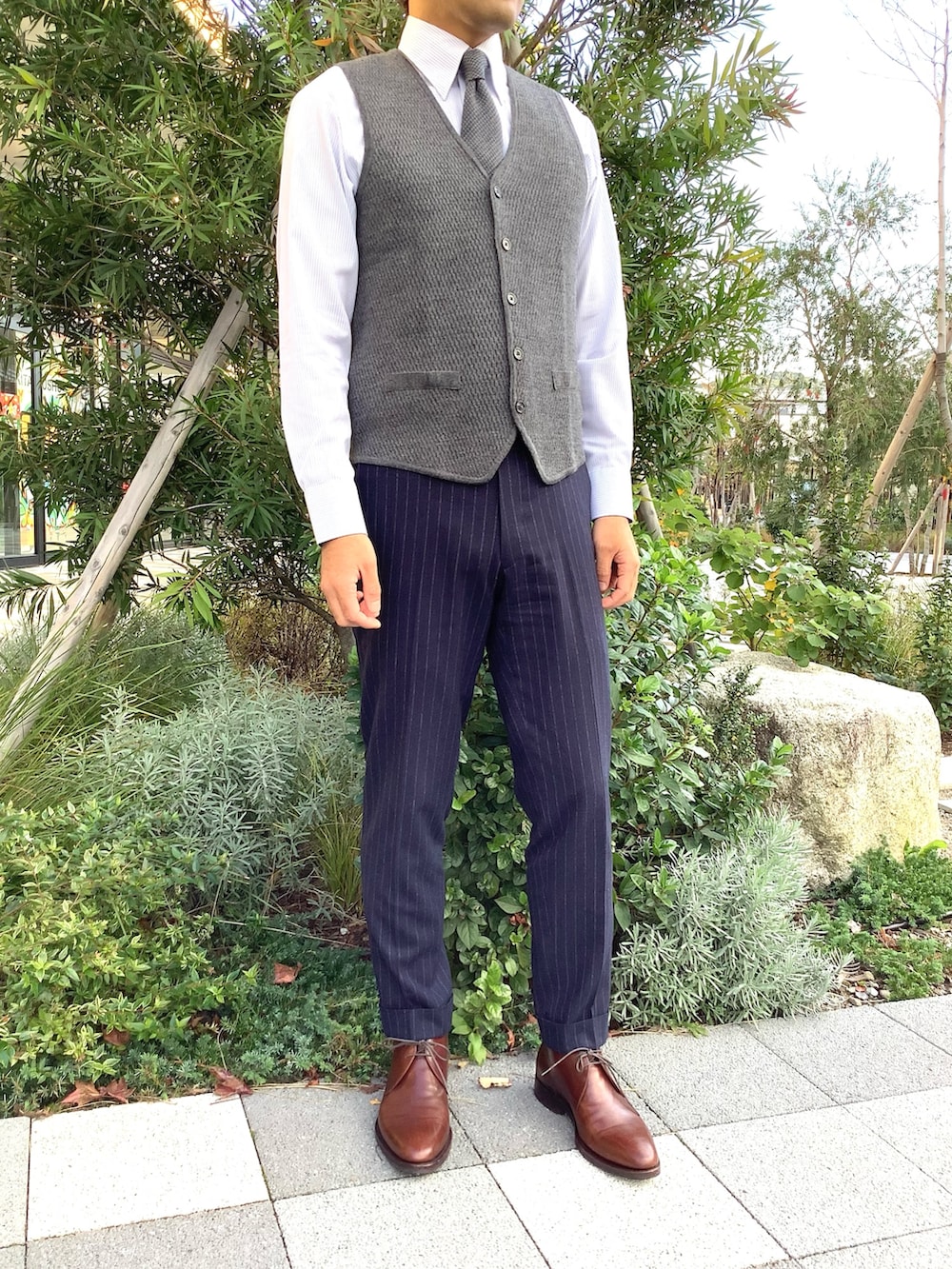 グレー系のベスト、グレー系のネクタイ、ブルー系のビジネスシャツを着用したメンズの冬コーディネートの2枚目の写真