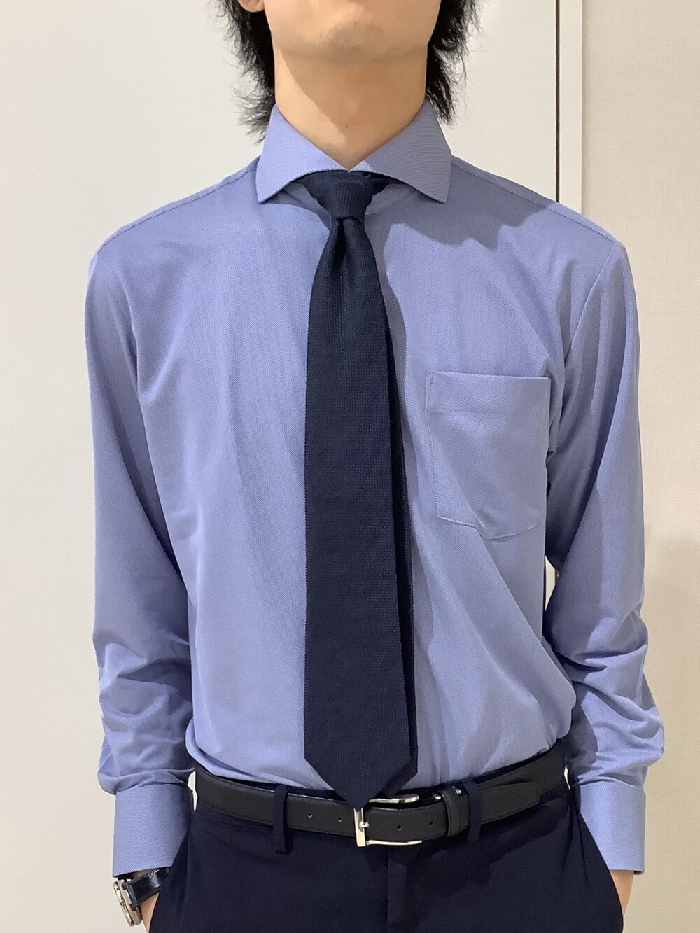 ブルー系のビジネスシャツを着用したメンズの秋コーディネートの2枚目の写真