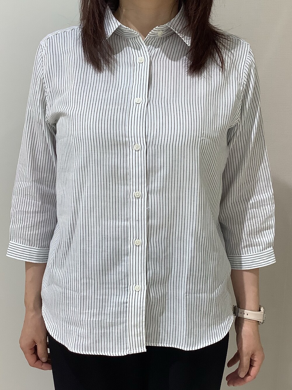 グレー系のシャツ/ブラウスを着用したレディースの夏コーディネートの2枚目の写真