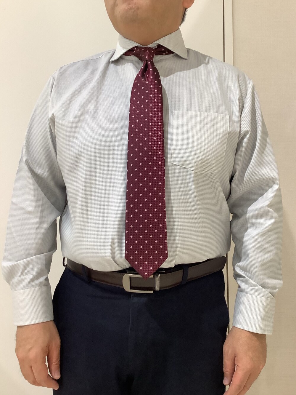 グレー系のビジネスシャツを着用したメンズの冬コーディネートの2枚目の写真