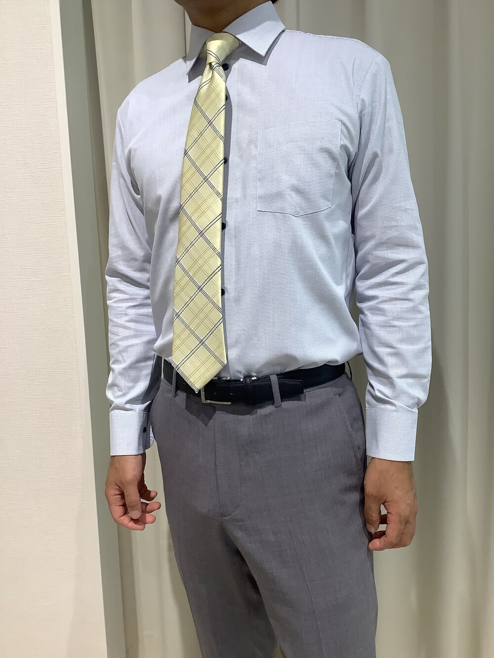 ブルー系のビジネスシャツを着用したメンズの秋コーディネートの2枚目の写真