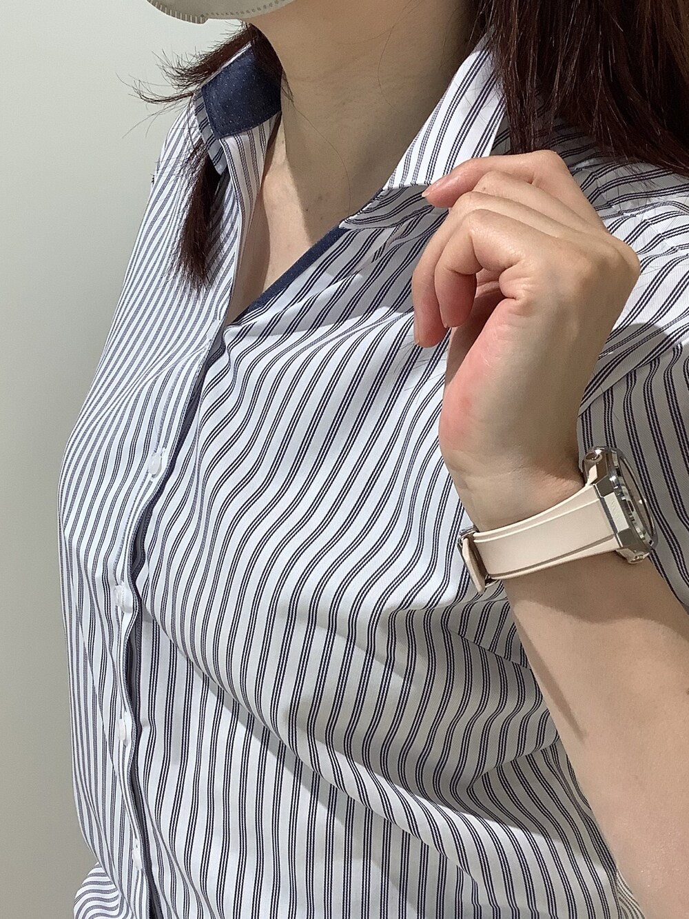 ブルー系のビジネスシャツを着用したメンズの春コーディネートの2枚目の写真