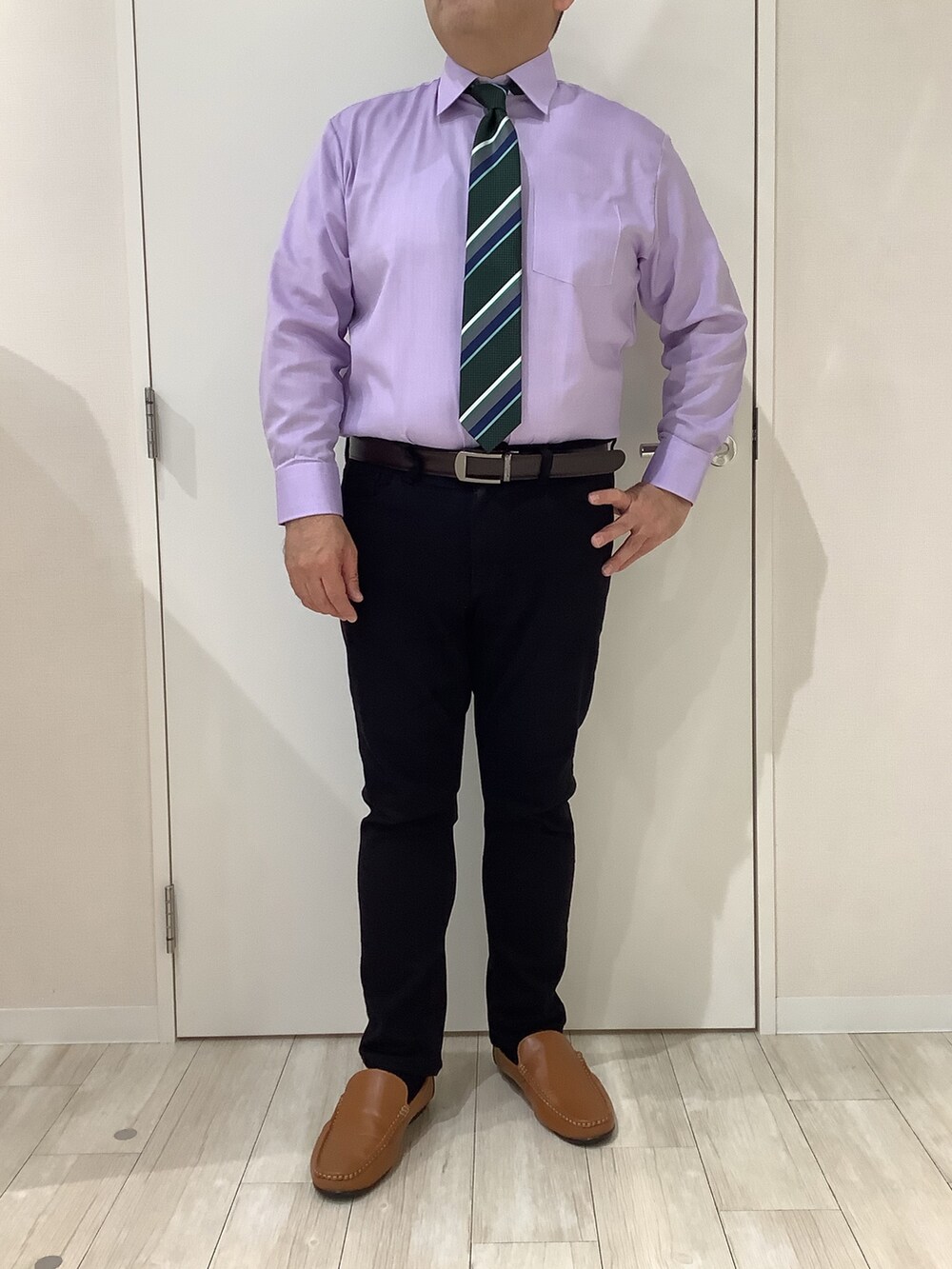 パープル系のビジネスシャツを着用したメンズの秋コーディネートの3枚目の写真