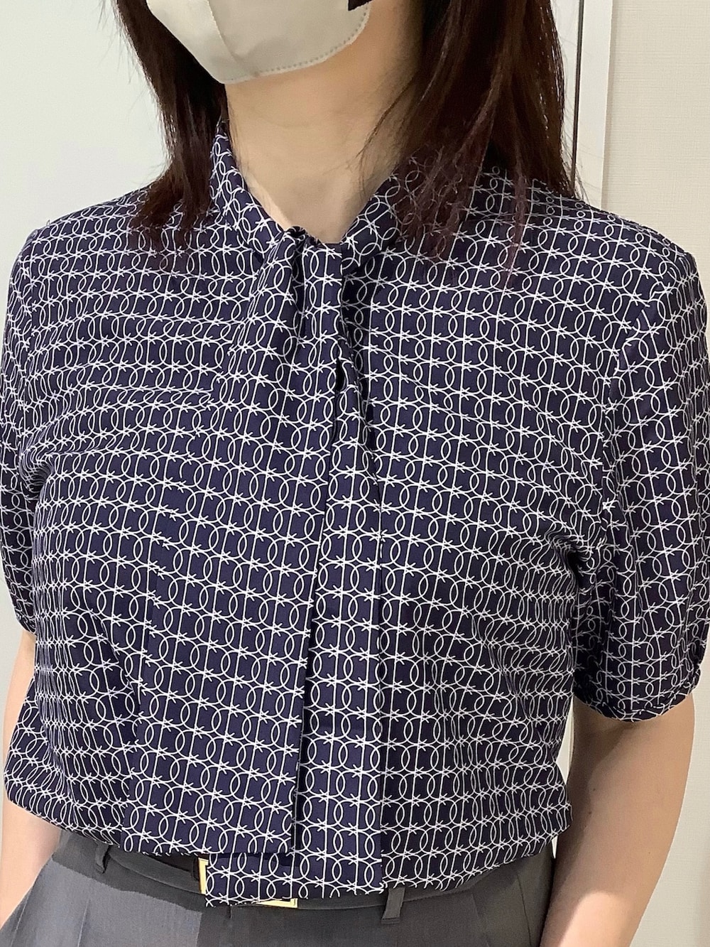 ブルー系のシャツ/ブラウスを着用したレディースの夏コーディネートの2枚目の写真