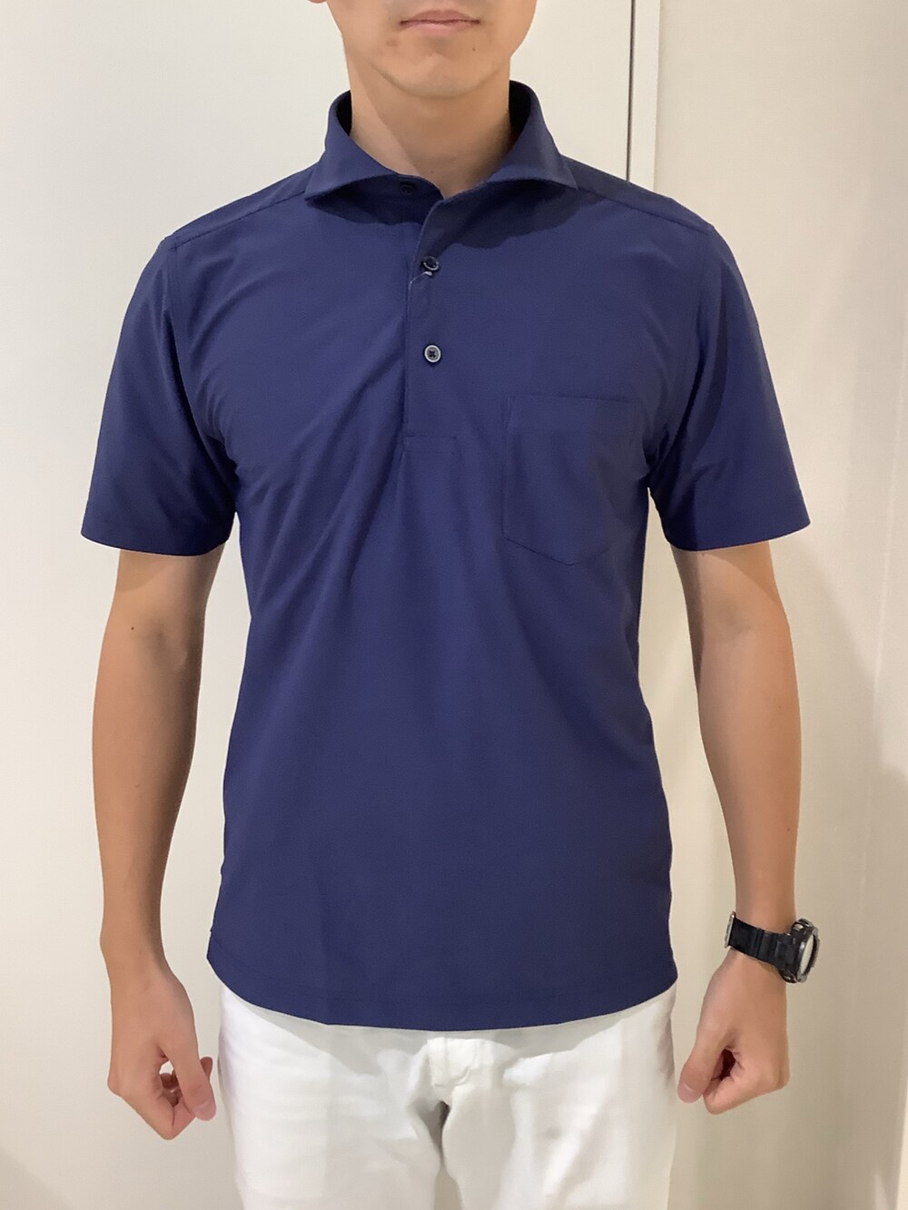 ブルー系のポロシャツを着用したメンズの夏コーディネートの2枚目の写真