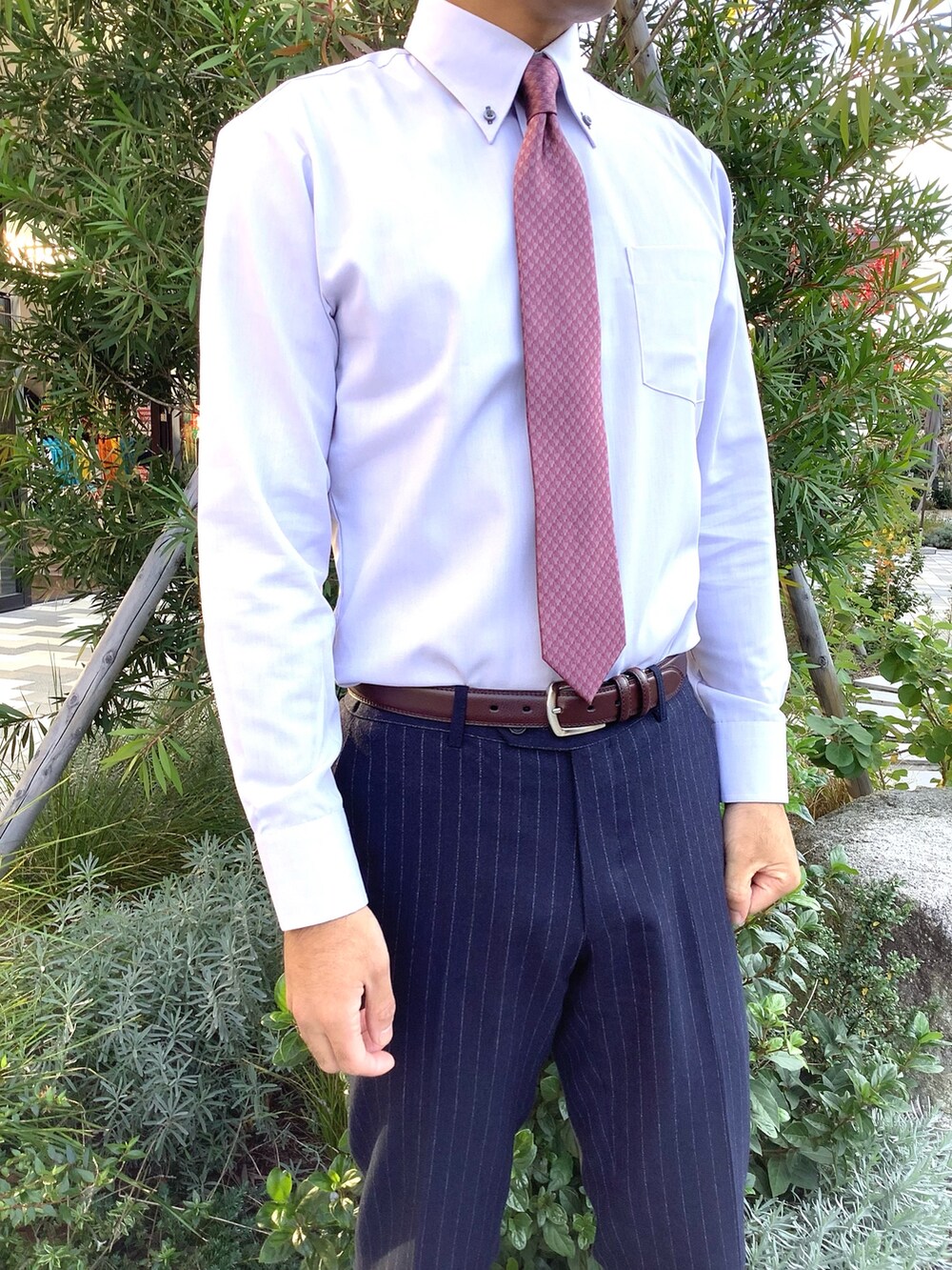 グレー系のビジネスシャツ、グレー系のベストを着用したメンズの冬コーディネートの3枚目の写真