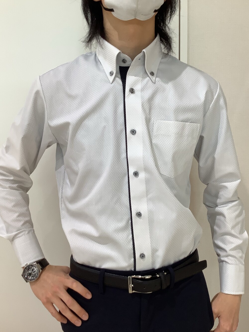 グレー系のビジネスシャツを着用したメンズの春コーディネートの2枚目の写真