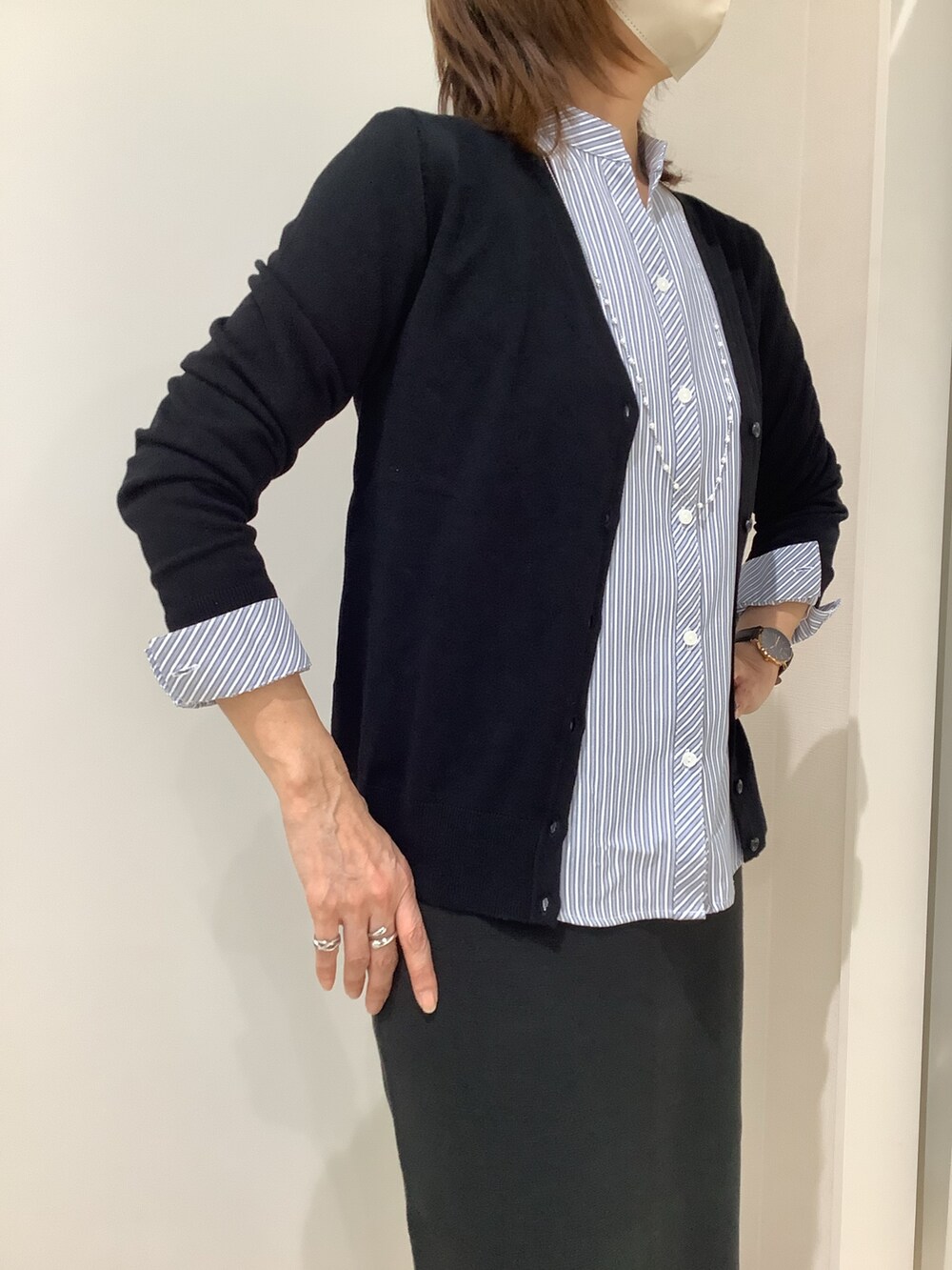 ブラック系のカーディガン/ボレロ、ブルー系のシャツ/ブラウスを着用したレディースの冬コーディネートの3枚目の写真