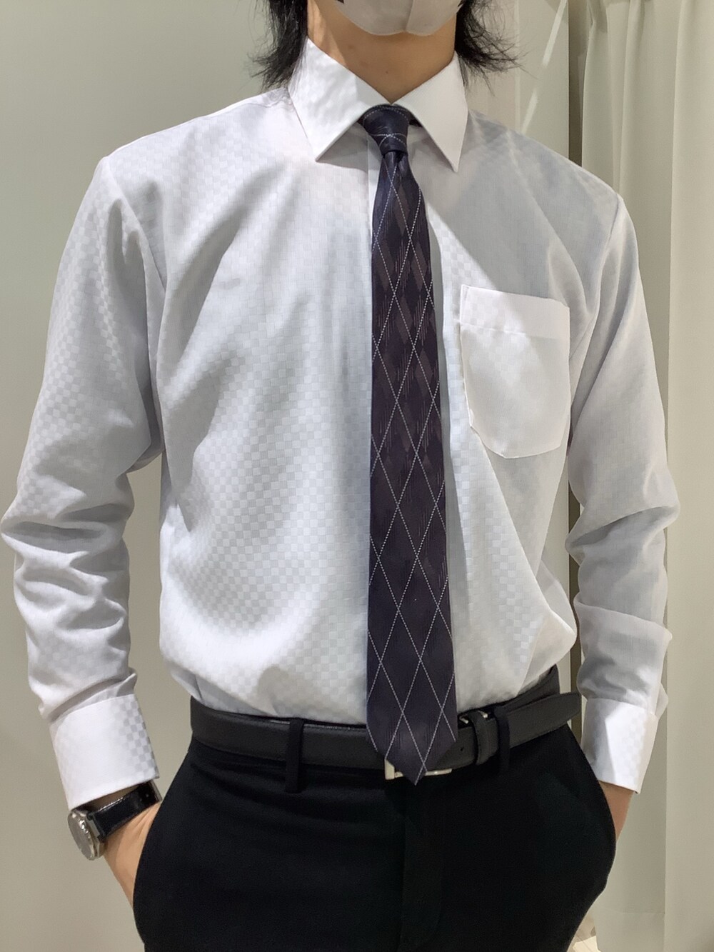 パープル系のビジネスシャツ、ブルー系のネクタイを着用したメンズの春コーディネートの2枚目の写真