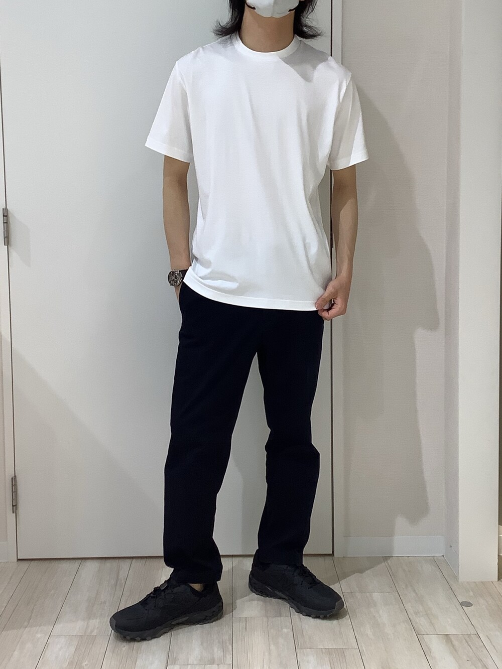 ホワイト系のTシャツ/カットソー、ブルー系のスーツジャケットを着用したメンズの夏コーディネートの2枚目の写真