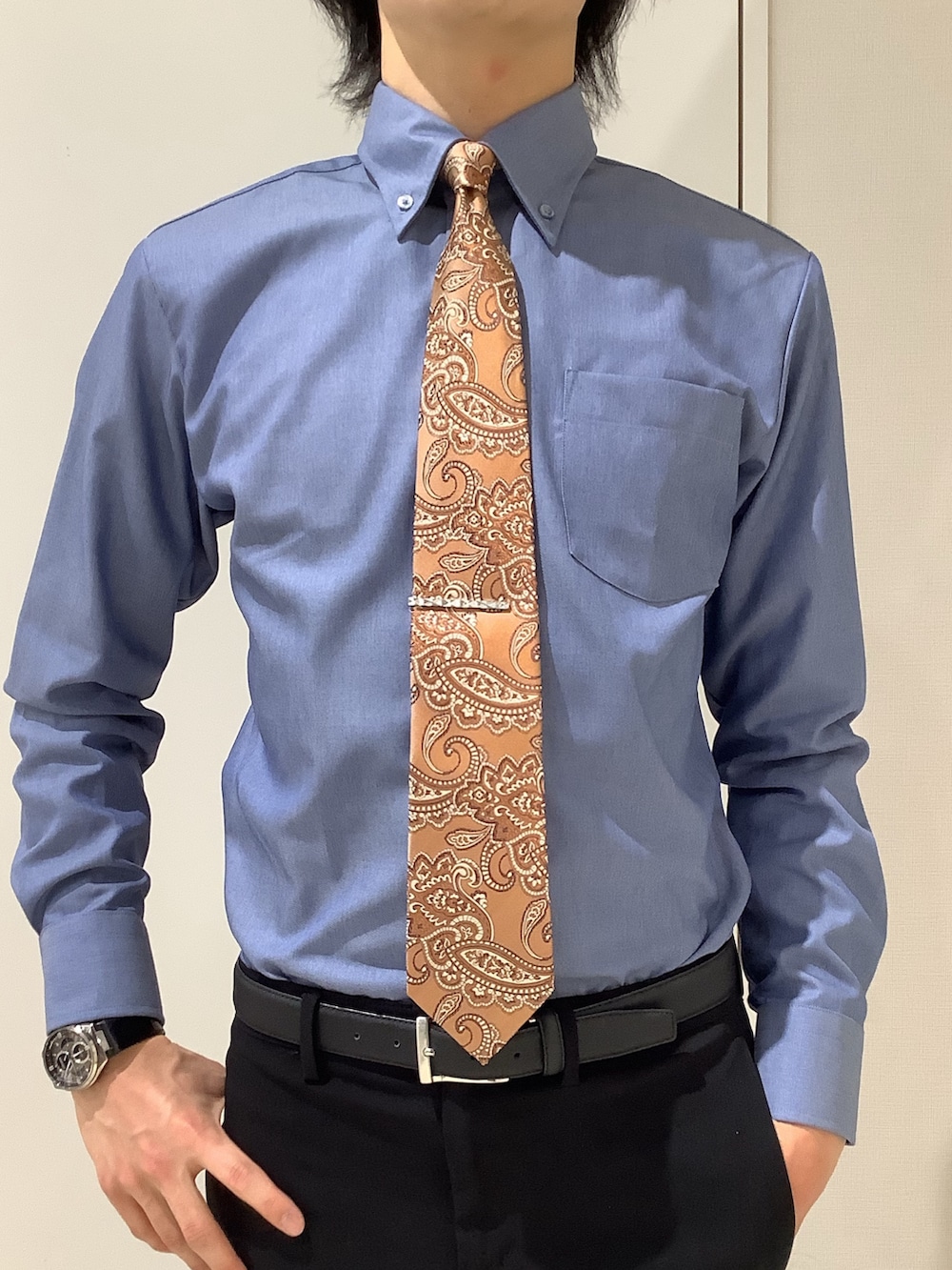 ブルー系のビジネスシャツを着用したメンズの冬コーディネートの2枚目の写真