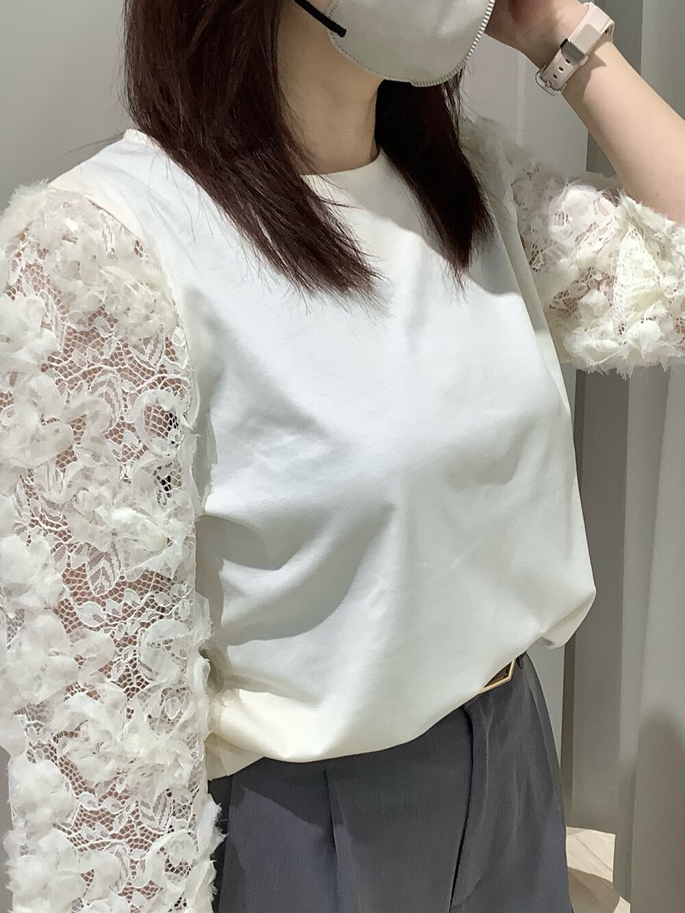 ホワイト系のシャツ/ブラウスを着用したレディースの夏コーディネートの3枚目の写真