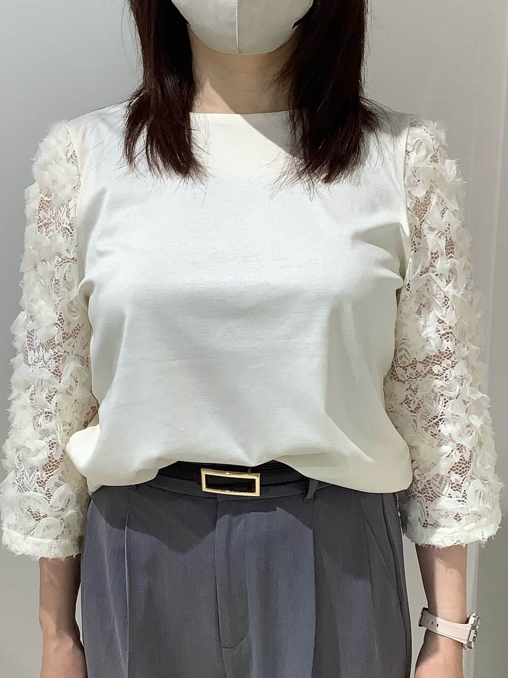 ホワイト系のシャツ/ブラウスを着用したレディースの夏コーディネートの2枚目の写真